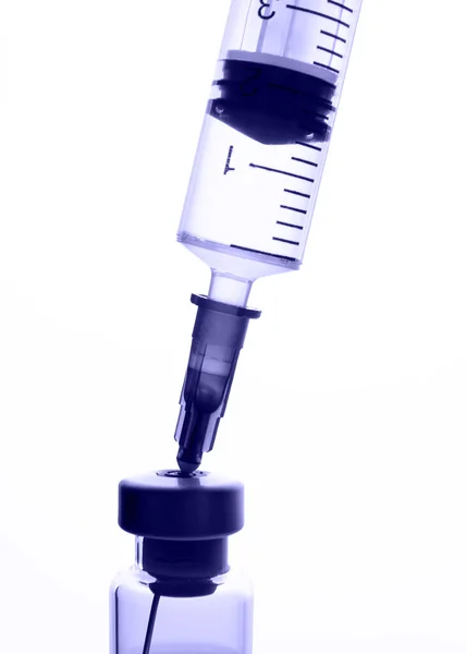 Aşı ve tek kullanımlık plastik şırınga için tıbbi ampul — Stok fotoğraf
