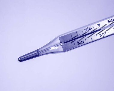 Tıbbi civa termometresi vücut ısısının 37 derece olduğunu gösteriyor. Çok canlı bir renk
