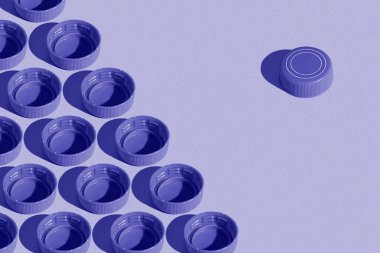 Hepsi bir komutan. Plastik şişe kapağı deseni. Asgari modern kavram çatışması. Çok peri rengi 2022.