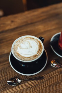 Kahve dükkanında Chai Latte içen kadınlar, ikinci sanat eserleriyle mevsimlik kahve içen kadınlar..