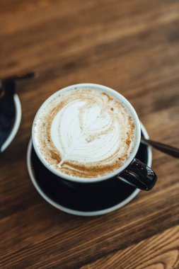 Kahve dükkanında Chai Latte içen kadınlar, ikinci sanat eserleriyle mevsimlik kahve içen kadınlar..