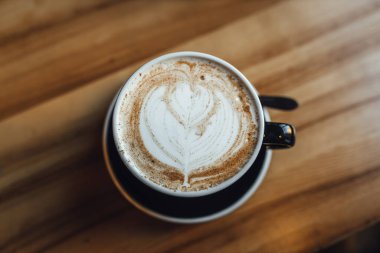 Kahve dükkanında Chai Latte içen kadınlar, ikinci sanat eserleriyle mevsimlik kahve içen kadınlar..