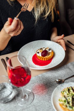 Kadınlar restoranda yemek yiyor, lezzetli tatlılar yiyorlar. 