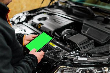 Tabletli araba tamircisi hata tespiti yapıyor. Modern araba tecavüzcüsü
