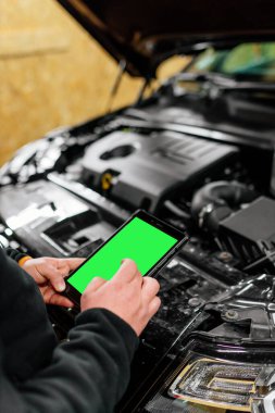 Tabletli araba tamircisi hata tespiti yapıyor. Modern araba tecavüzcüsü