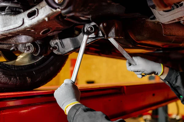 Mecánico Del Coche Instalando Sensores Alineación Ruedas Ajuste Suspensión Del — Foto de Stock