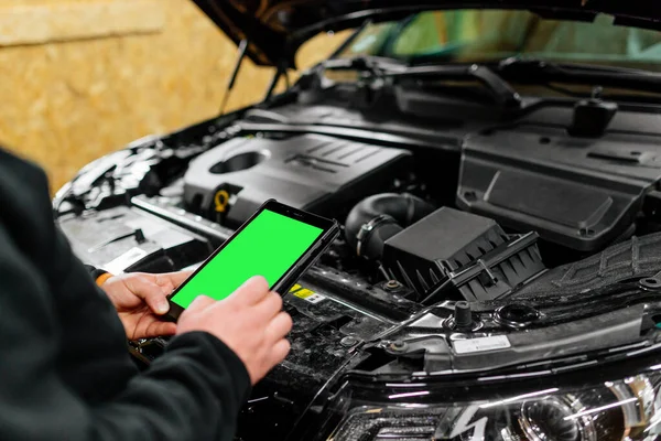 Mecánico Coche Con Tableta Haciendo Diagnósticos Detectando Mal Funcionamiento Moderna — Foto de Stock