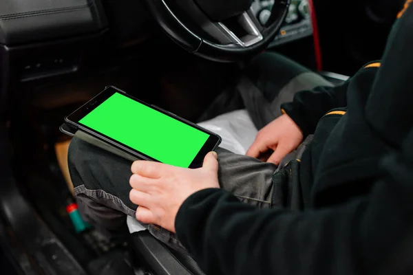 Mecânico Carro Com Tablet Fazendo Diagnósticos Detectando Mau Funcionamento Loja — Fotografia de Stock