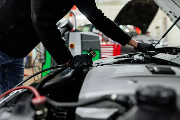 Profesjonalny Mechanik Samochodowy Obsługujący Klimatyzator Samochodowy Warsztat Samochodowy — Zdjęcie stockowe