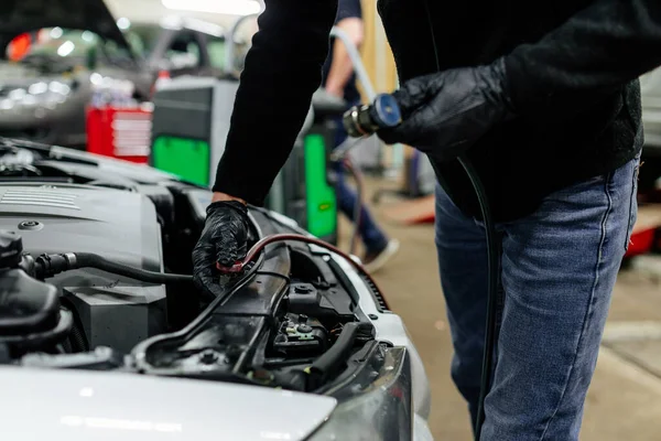 Profesjonalny Mechanik Samochodowy Obsługujący Klimatyzator Samochodowy Warsztat Samochodowy — Zdjęcie stockowe