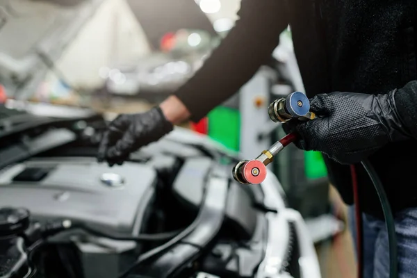 Profesional Mecánico Coches Servicio Aire Acondicionado Del Coche Taller Reparación — Foto de Stock