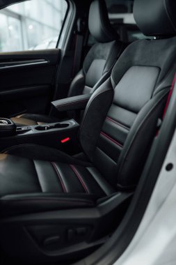 Modern bir arabanın içi, modern bir yolcu arabasının koltukları.