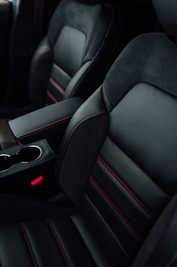Modern bir arabanın içi, modern bir yolcu arabasının koltukları.