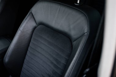 Modern bir arabanın içi, modern bir yolcu arabasının koltukları.