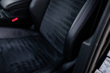 Modern bir arabanın içi, modern bir yolcu arabasının koltukları.