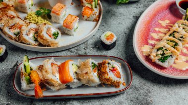 Taze ve lezzetli suşi ruloları, suşi bar menüsü, Asya yemekleri masası.