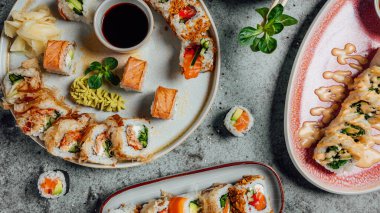 Taze ve lezzetli suşi ruloları, suşi bar menüsü, Asya yemekleri masası.