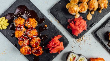 Taze ve lezzetli suşi ruloları, suşi bar menüsü, Asya yemekleri masası.