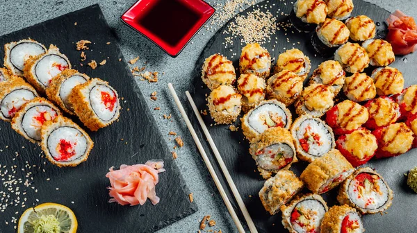 新鲜美味的寿司卷在桌上 寿司吧菜单 亚洲菜 — 图库照片
