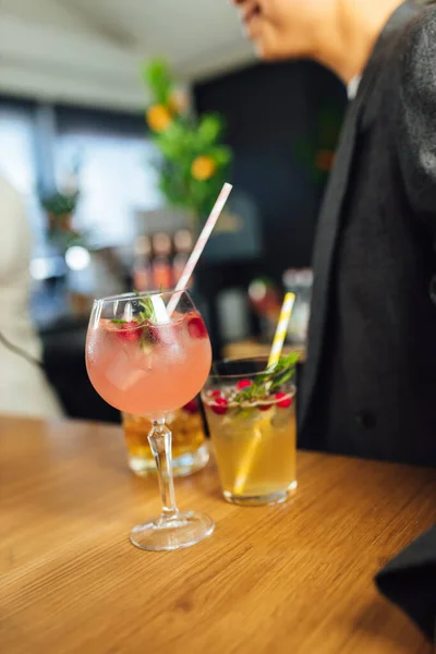 Menyiapkan Koktail Pesta Koktail Alkohol Atas Meja Dengan Orang Orang — Stok Foto