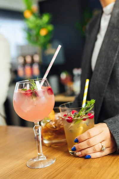 Koktélok Készítése Partin Alkoholos Koktélok Asztalon Jéggel Emberek Akik Isznak — Stock Fotó