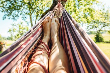 Hammok 'ta dinlenen adam, hamamda yatan ve ürperen adam, insan ayakları