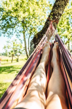 Hammok 'ta dinlenen adam, hamamda yatan ve ürperen adam, insan ayakları