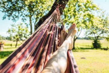 Hammok 'ta dinlenen adam, hamamda yatan ve ürperen adam, insan ayakları