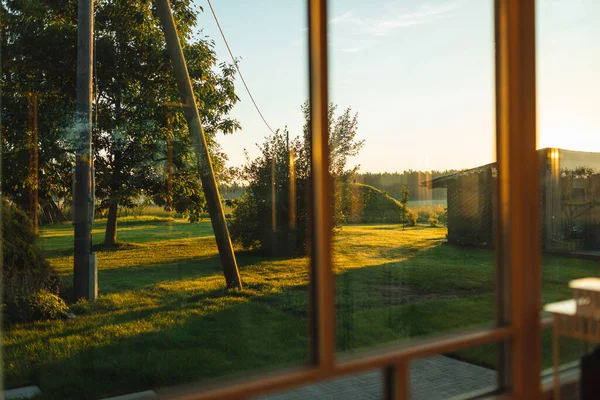 壮大な日の出の間に家から庭を眺め 田舎の家の庭 — ストック写真