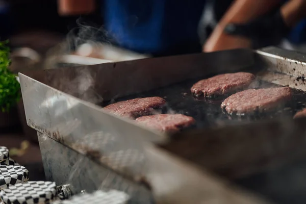 Chef Making Burger Meat Open Air Restaurant Grill Festival Food — Foto de Stock