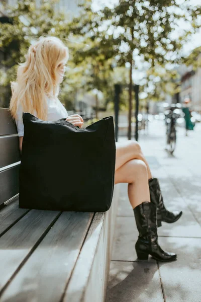 Blonde Women Sitting Bench City Black Textile Handbag Recycled Textile — Foto de Stock