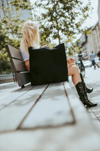 Blonde Women Sitting Bench City Black Textile Handbag Recycled Textile — Foto de Stock