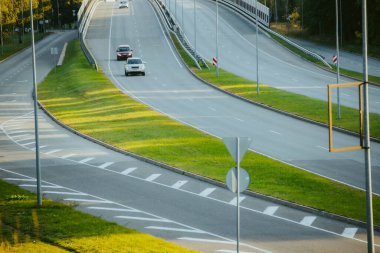  Gün batımında arabalı otoyol 