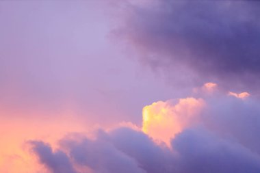 Güzel mor akşam bulutları, günbatımı fırtına bulutları