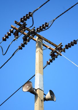 gökyüzü arka plan üzerinde yüksek gerilim elektrik direği