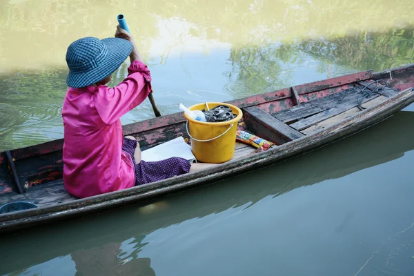 Kadın kürek teknesinde canal, Tayland Yaşam ve kültür — Stok fotoğraf