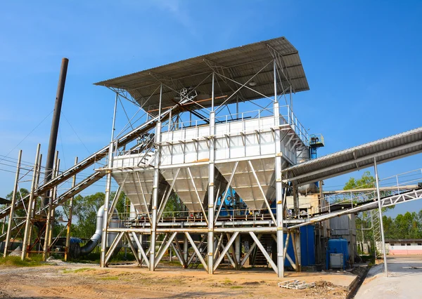 En industriell cementbearbetningsanläggning — Stockfoto