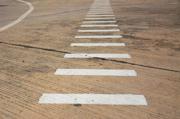 Beton yol üzerinde beyaz çizgi — Stok fotoğraf