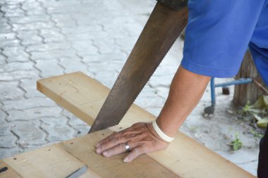 Testere kullanarak Ahşap Çıta kesme marangoz