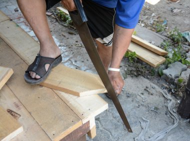 Testere kullanarak Ahşap Çıta kesme marangoz