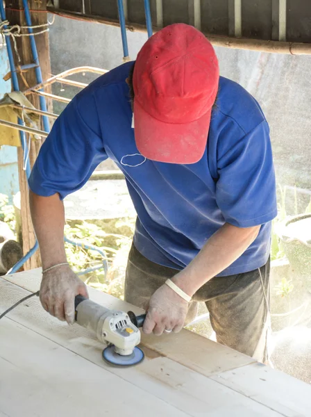 Manos de carpintero lijado tablón usando poder — Foto de Stock