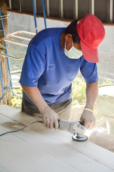 木匠的手打磨木板使用权力 — 图库照片