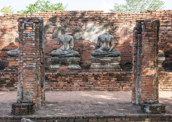 Satır berbat Buda heykeli wat chai wattanaram, ayutthaya, Tayland — Stok fotoğraf