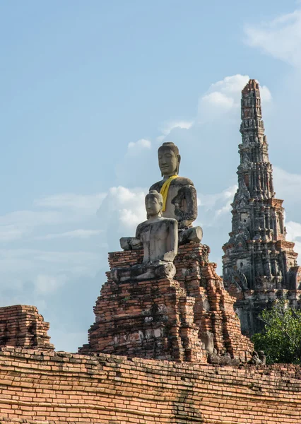 Řádek zničit socha Buddhy v co chai wattanaram, ayutthaya, Thajsko — Stock fotografie