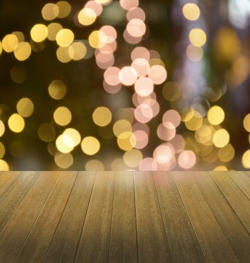 Güzel bokeh arkaplanı üzerine ahşap güverte masası