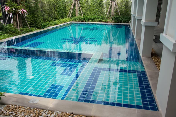 Residential swimming pool in backyard — Stock Photo, Image