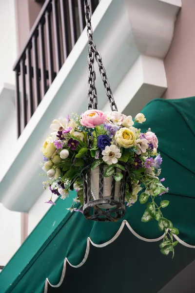 Cesta pendurada de flores — Fotografia de Stock