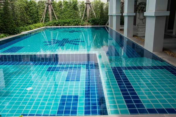 Residential swimming pool in backyard — Stock Photo, Image