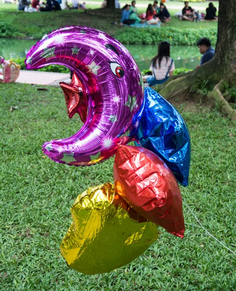 五颜六色的气球在花园里 — 图库照片