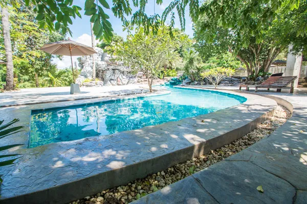 Tayland 'daki tatil köyünde tropik yüzme havuzu